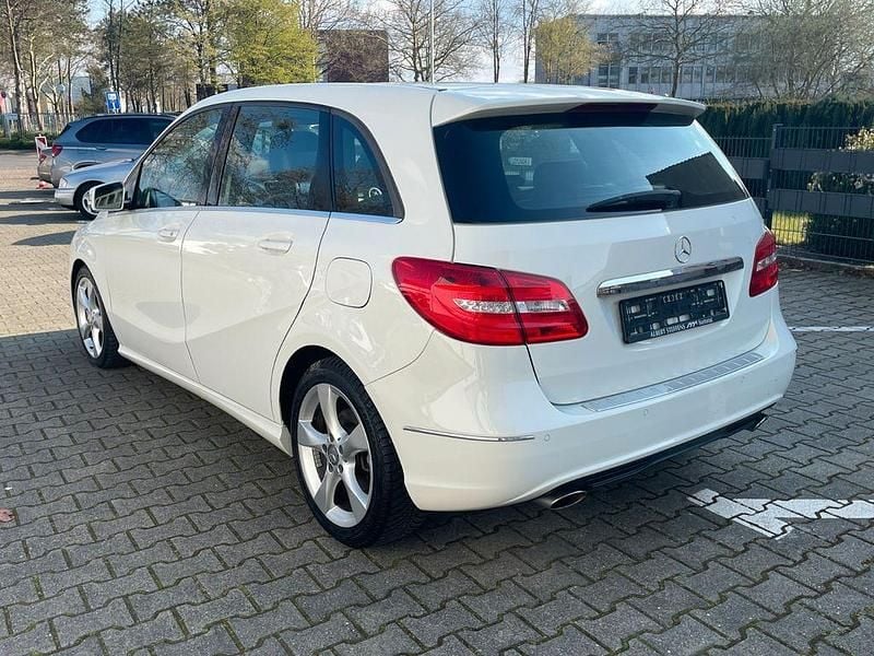 Gebraucht Mercedes B180 122 PS (89 kW) 2013 Weiß Van / Kleinbus