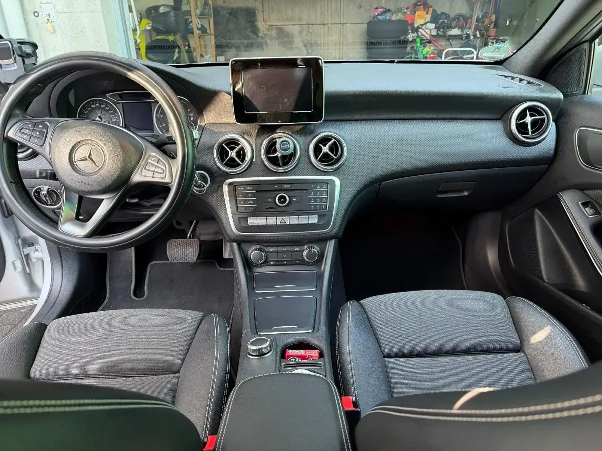 Gebraucht Mercedes A180 122 PS (89 kW) 2015 Silber Kleinwagen
