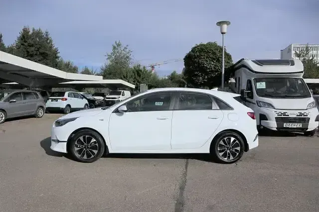 Używany Kia Ceed 140 KM (102 kW) 2025 Biały Hatchback