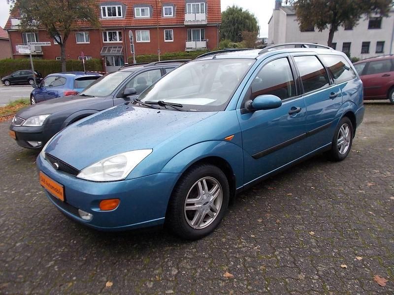 Blau Gebraucht 2001 Ford Focus Ghia Limousine | 2.299 € (Teuer) - Bild 1/4