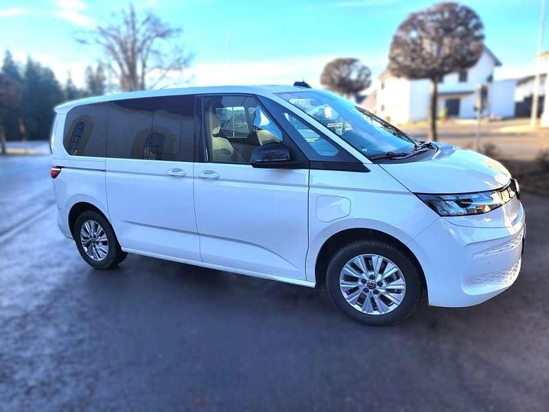 Gebraucht VW Multivan Family 150 PS (110 kW) 2024 Weiß Van