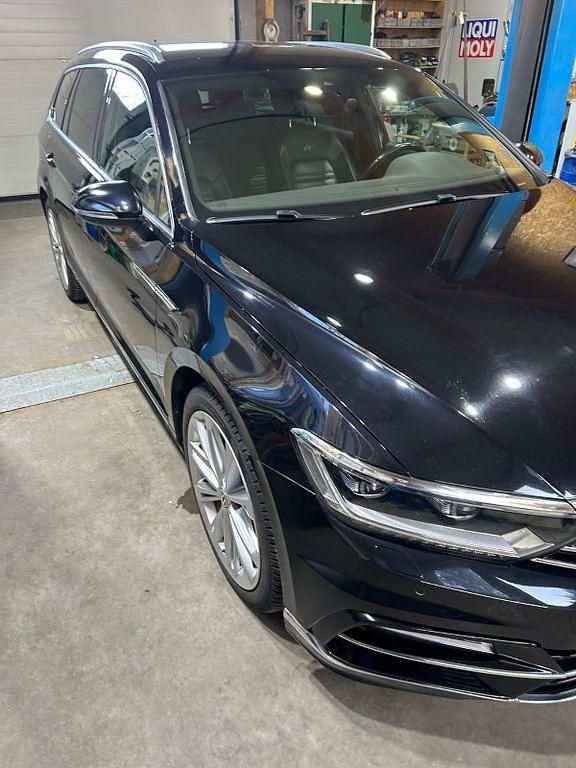 Second-hand VW Passat 190 CP (139 kW) 2016 Negru Break