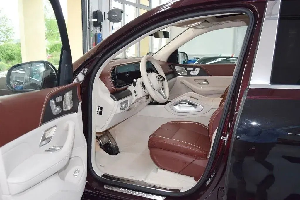 Gebraucht Mercedes GLS600 Maybach 557 PS (409 kW) 2023 197 obsidianschwarz / rubelitr SUV