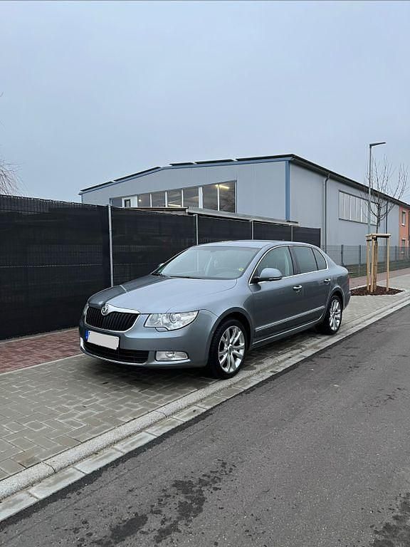 Grau Gebraucht 2009 Skoda Superb Limousine | 7.999 € (Teuer) - Bild 1/4