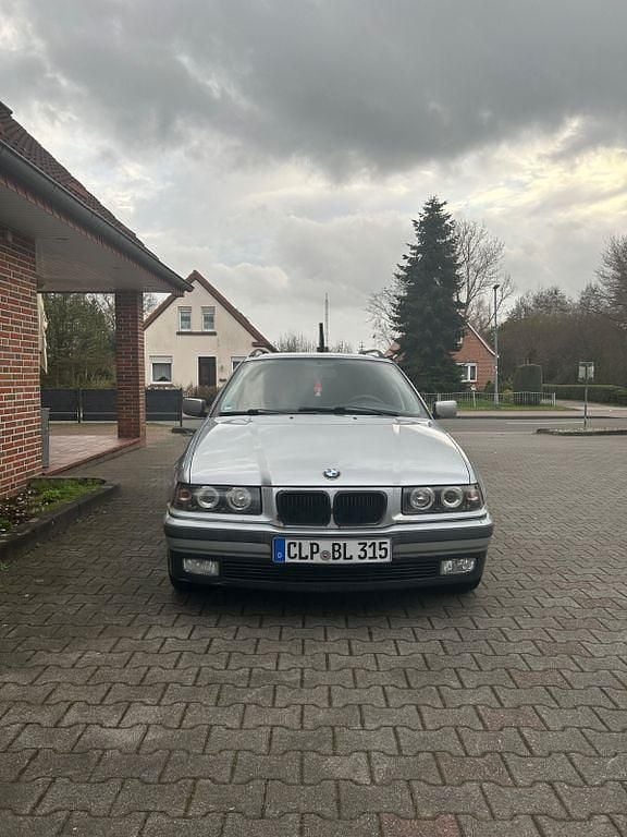 Silber Gebraucht 1997 BMW 320 Kombi | 1.750 € (Guter Preis) - Bild 1/4