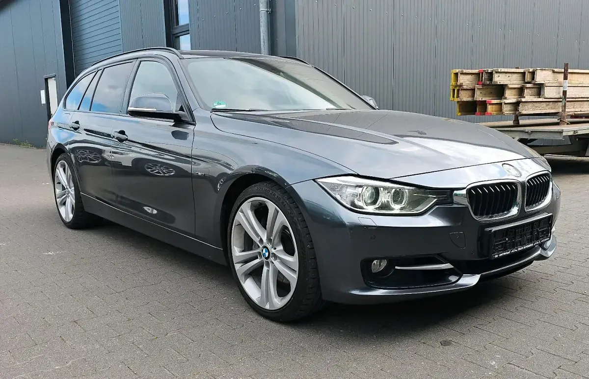 Gebraucht BMW 330 Sport Line 286 PS (210 kW) 2013 Mineralgrau metallic Kombi