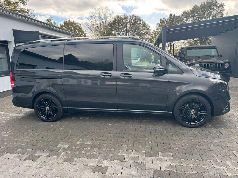 Grau Gebraucht 2023 Mercedes V300 AMG Van / Kleinbus | 72.222 € (Teuer) - Bild 1/4