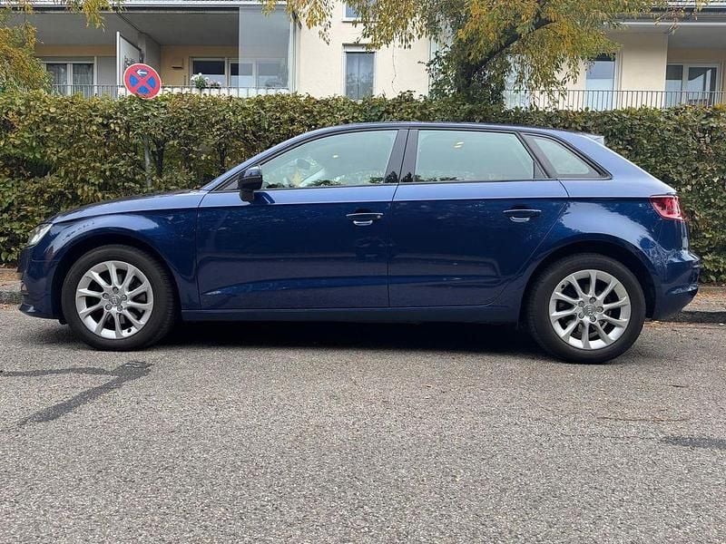 Blau Gebraucht 2015 Audi A3 Ambiente Limousine | 7.850 € (Guter Preis) - Bild 1/3