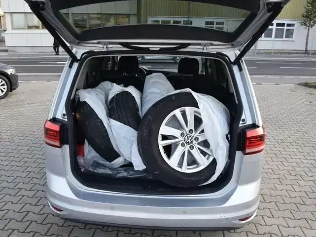 Gebraucht VW Touran Comfortline 122 PS (89 kW) 2022 Reflexsilber metallic Van / Kleinbus