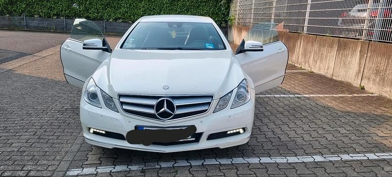 Weiß Gebraucht 2011 Mercedes E200 Coupé | 10.500 € (Guter Preis) - Bild 1/4