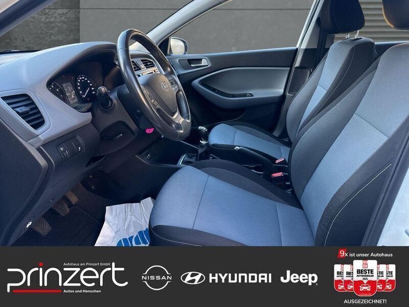 Gebraucht Hyundai i20 Classic 84 PS (61 kW) 2017 Polar white / sol Limousine