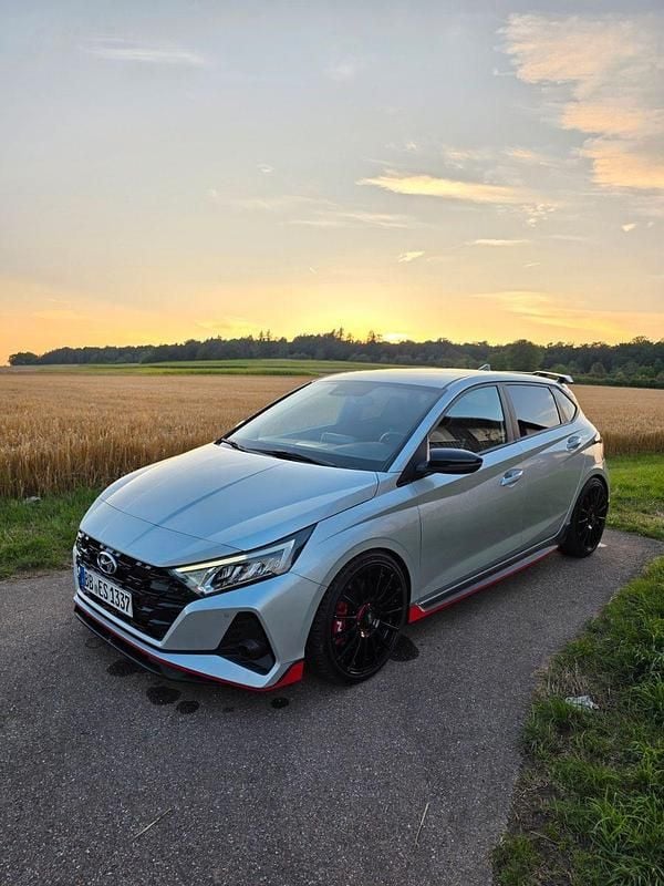 Silber Gebraucht 2022 Hyundai i20 Kleinwagen | 24.400 € (Fairer Preis) - Bild 1/4