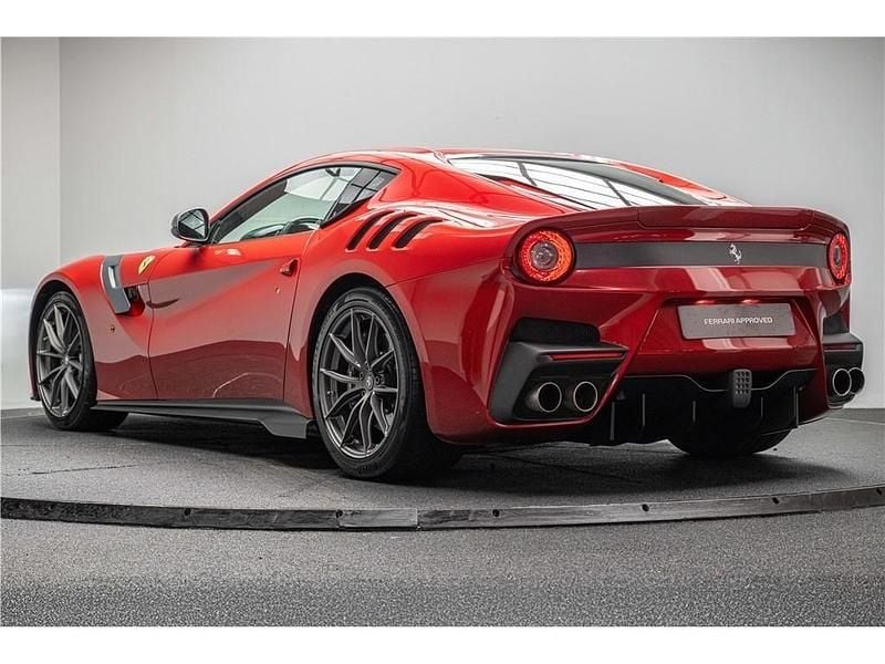 Gebraucht Ferrari F12 106 PS (77 kW) 2016 Rot Coupé