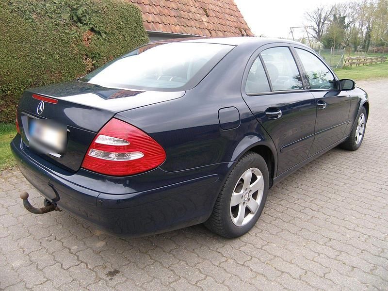 Second-hand Mercedes E240 177 CP (130 kW) 2002 Albastru Berlinǎ