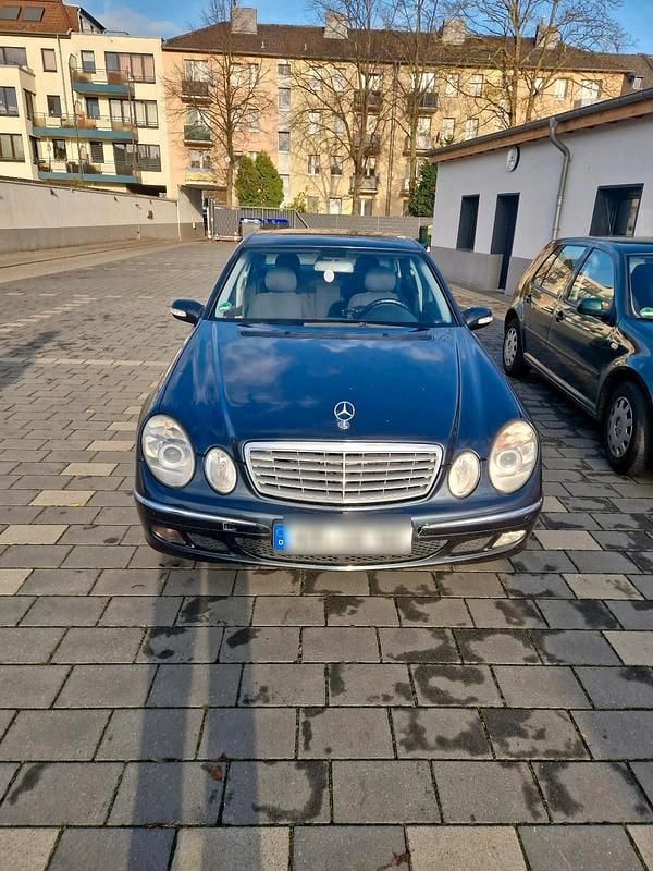 Schwarz Gebraucht 2004 Mercedes 220 Limousine | 4.500 € (Fairer Preis) - Bild 1/4
