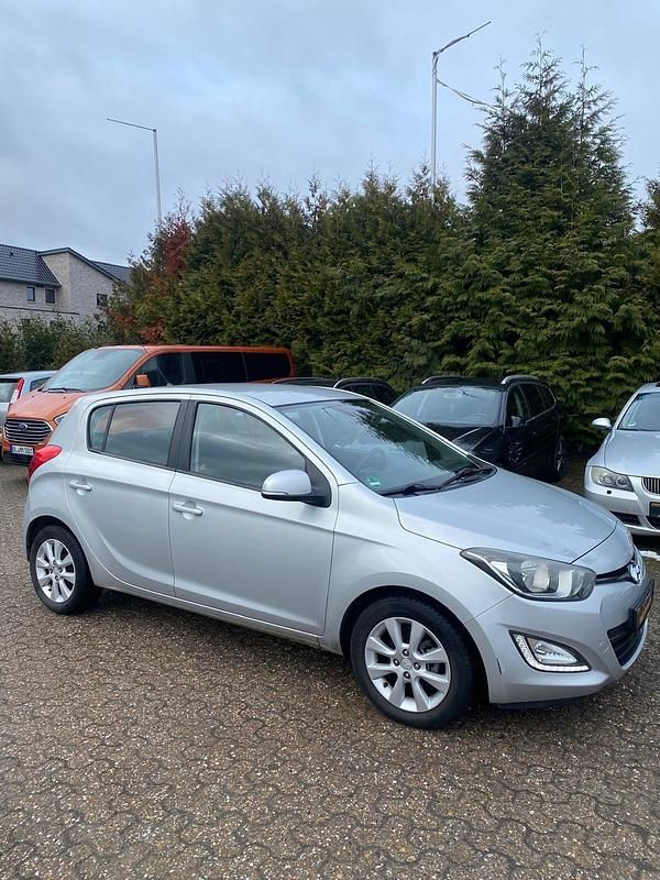 Gebraucht Hyundai i20 85 PS (62 kW) 2012 Grau Kleinwagen