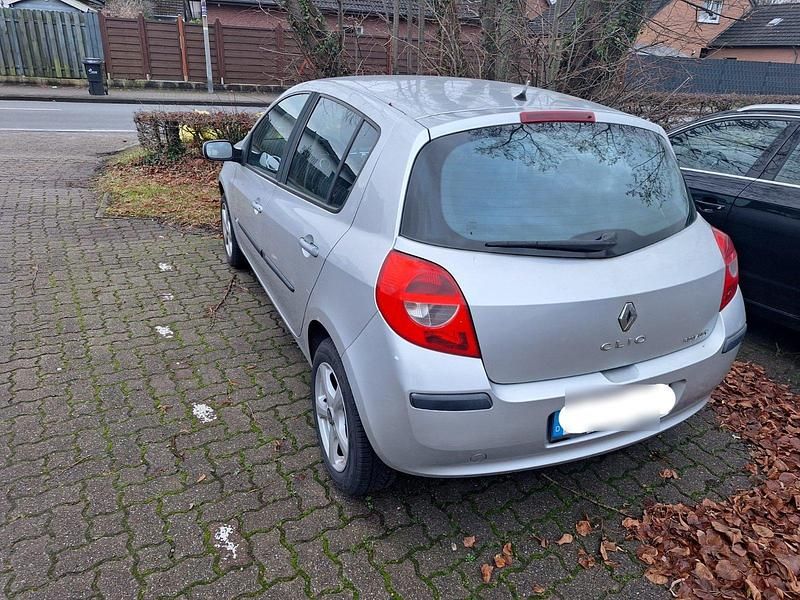 Gebraucht Renault Clio II Authentique 75 PS (55 kW) 2006 Silber Kleinwagen