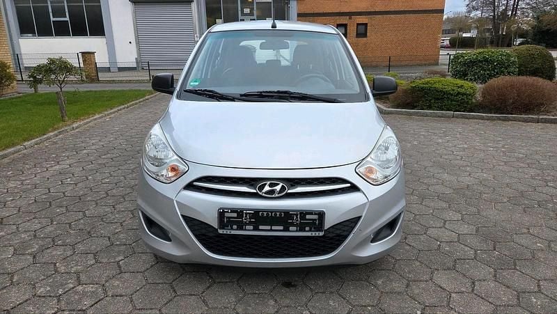Gebraucht Hyundai i10 68 PS (50 kW) 2011 Silber Kleinwagen