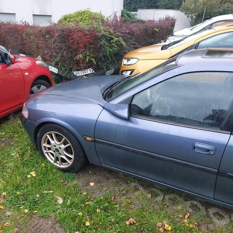 Blau Gebraucht 1998 Opel Vectra Limousine | 1.300 € (Guter Preis) - Bild 1/4