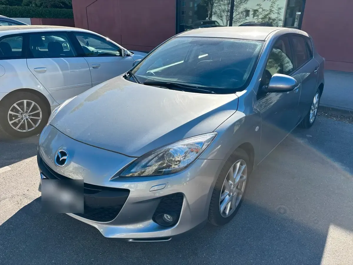 Second-hand Mazda 3 105 CP (77 kW) 2012 Argintiu Berlinǎ