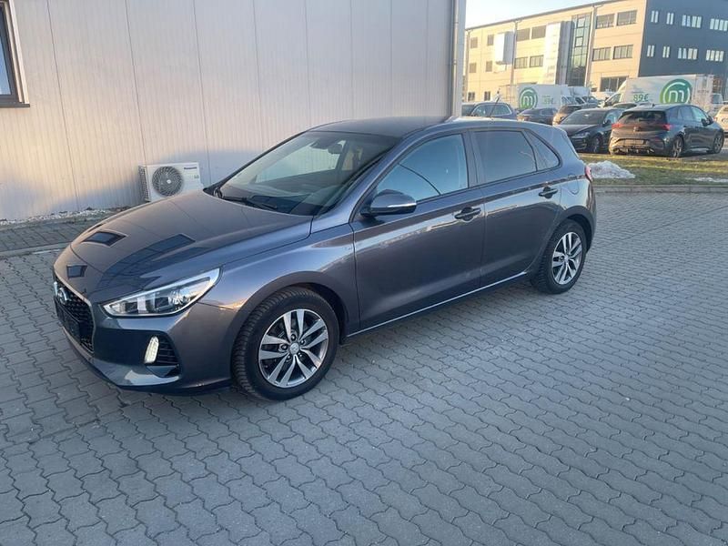 Gebraucht Hyundai i30 Trend 110 PS (80 kW) 2017 Grau Limousine