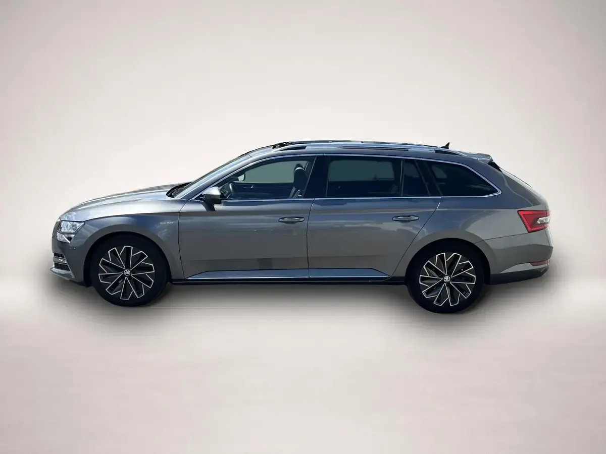 Gebraucht Skoda Superb LAURIN & KLEMENT 200 PS (147 kW) 2023 Manufacturer Kombi