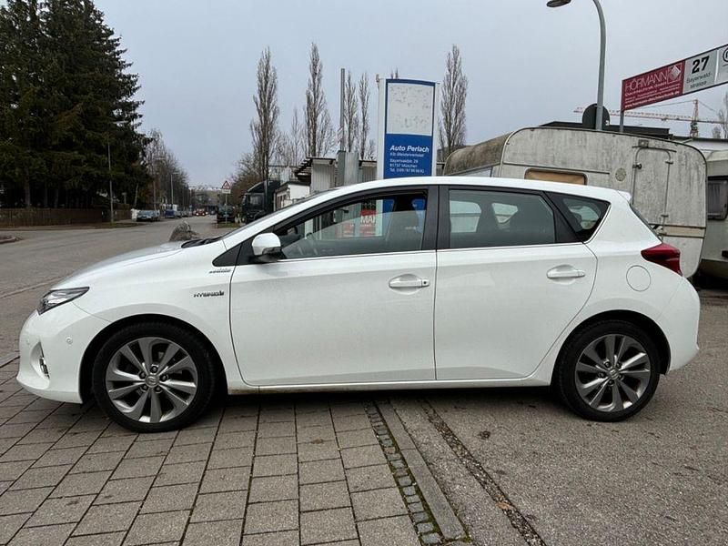 Gebraucht Toyota Auris Hybrid Life+ 99 PS (72 kW) 2014 Weiß Limousine