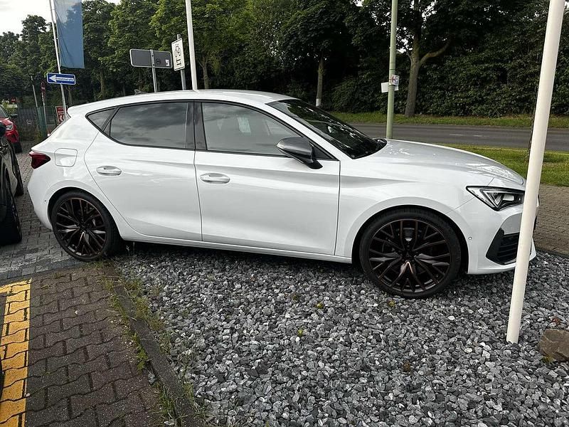 Weiß Gebraucht 2024 Cupra Leon VZ Limousine | 35.000 € (Guter Preis) - Bild 1/4
