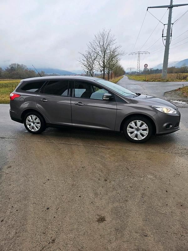Gebraucht Ford Focus 100 PS (73 kW) 2014 Braun Kombi