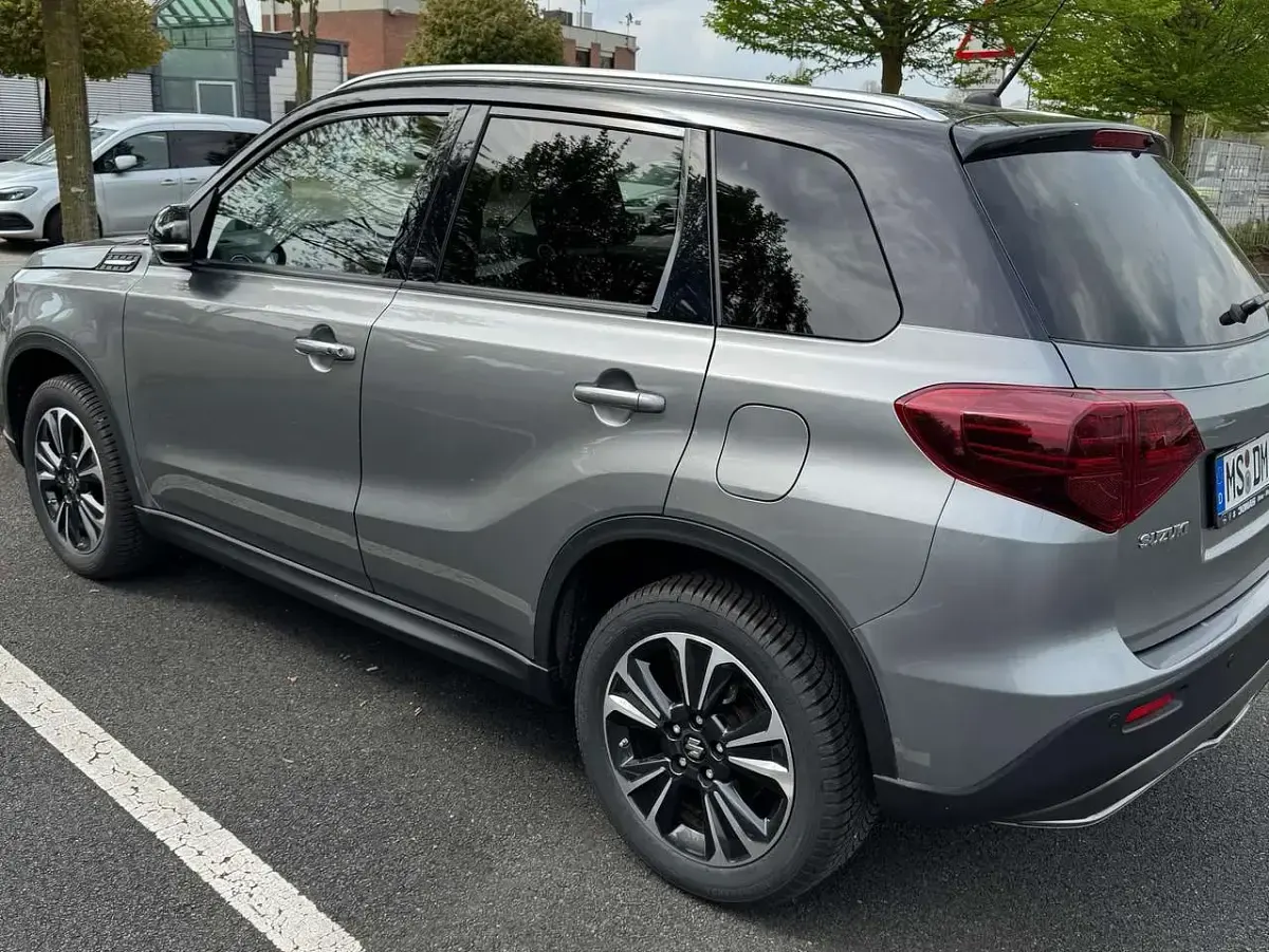 Gebraucht Suzuki Vitara Comfort 102 PS (75 kW) 2025 Grau SUV