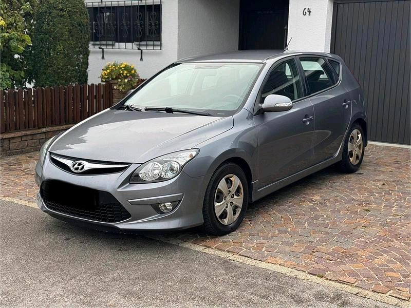 Grau Gebraucht 2012 Hyundai i30 Kombi | 2.500 € (Superpreis) - Bild 1/4