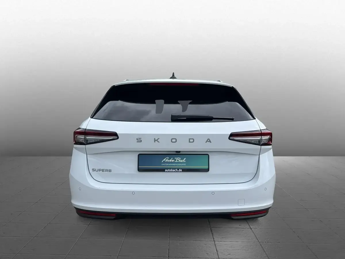 Gebraucht Skoda Superb Selection 150 PS (110 kW) 2024 Kristallweiß uni Kombi