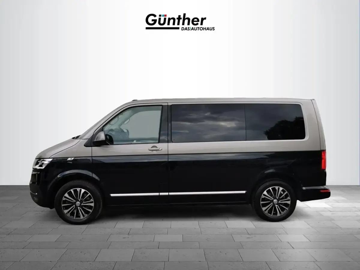 Gebraucht VW Multivan Generation Six 204 PS (150 kW) 2022 Mojave beige metallic/ deep bl Van / Kleinbus