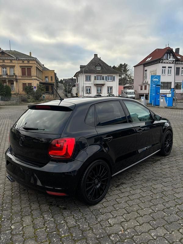 Gebraucht VW Polo 90 PS (66 kW) 2015 Schwarz Kleinwagen