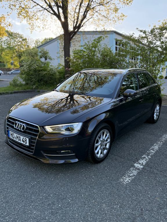 Braun Gebraucht 2015 Audi A3 Sportback Attraction Limousine | 11.200 € (Superpreis) - Bild 1/4