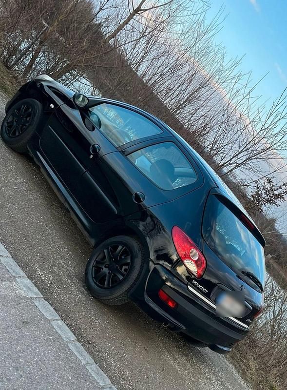 Gebraucht Peugeot 206+ 75 PS (55 kW) 2010 Schwarz Kleinwagen