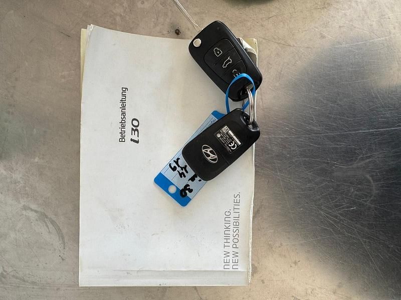 Gebraucht Hyundai i30 Classic 99 PS (72 kW) 2013 Silber Limousine