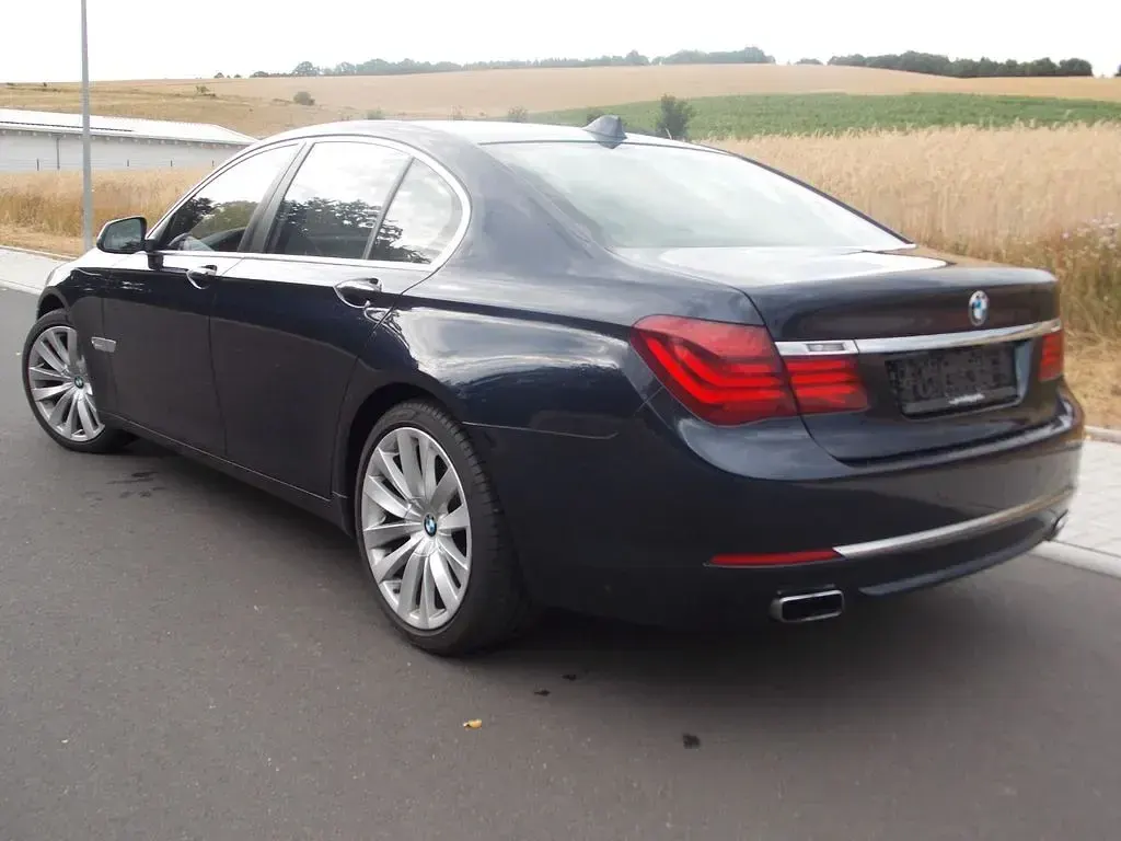 Gebraucht BMW 750 Performance 449 PS (330 kW) 2014 Imperialblau Limousine