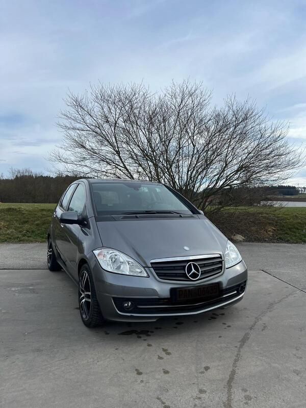 Grau Gebraucht 2011 Mercedes A160 Kleinwagen | 3.490 € (Guter Preis) - Bild 1/4