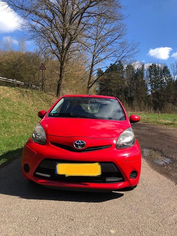 Gebraucht Toyota Aygo 68 PS (50 kW) 2014 Rot Kleinwagen
