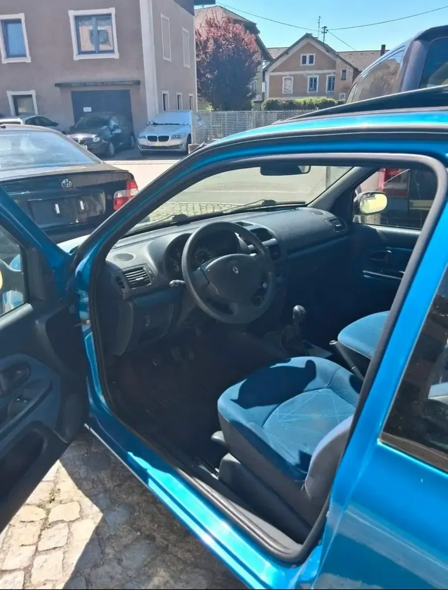 Second-hand Renault Clio II 75 CP (55 kW) 2002 Albastru Hatchback