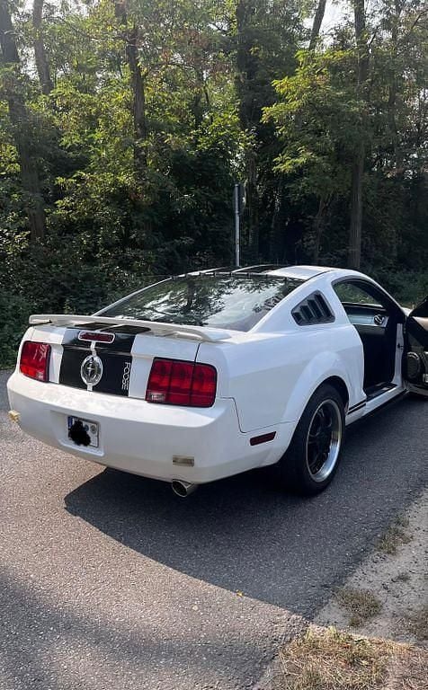 Weiß Gebraucht 2006 Ford Mustang Coupé | 13.500 € (Fairer Preis) - Bild 1/4