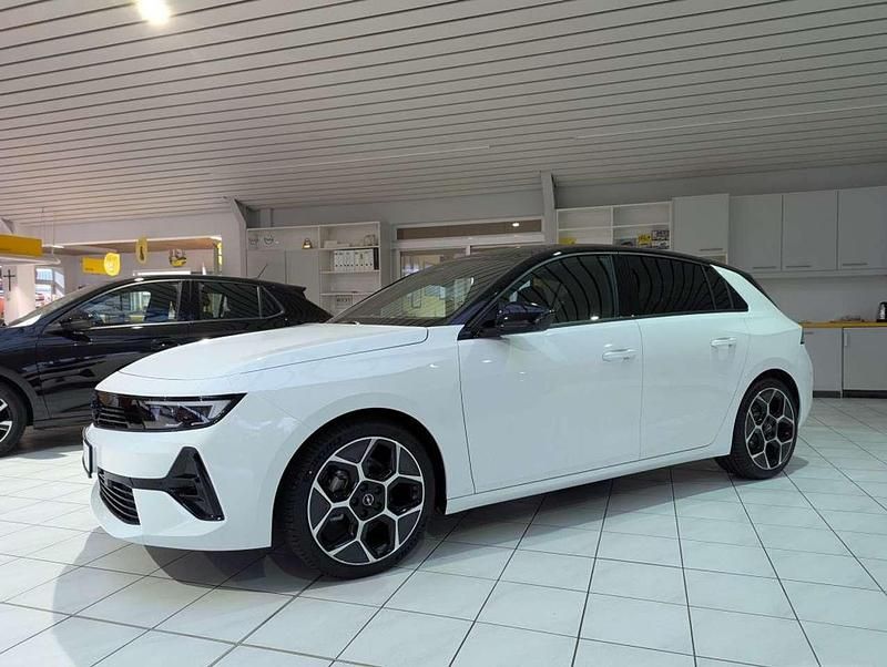Arktisweiß Gebraucht 2024 Opel Astra Ultimate Limousine | 28.950 € (Teuer) - Bild 1/4