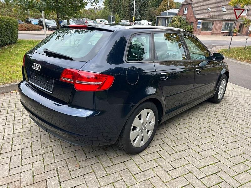 Gebraucht Audi A3 Attraction 105 PS (77 kW) 2010 Blau Limousine