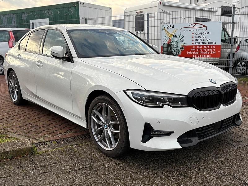 Weiß Gebraucht 2020 BMW 320 Limousine | 25.990 € - Bild 1/4