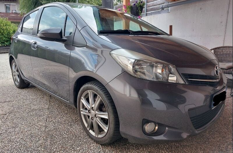 Grau Gebraucht 2012 Toyota Yaris Style Limousine | 8.450 € (Fairer Preis) - Bild 1/4