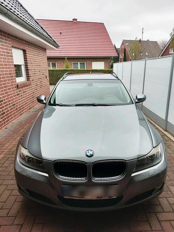 Grau Gebraucht 2009 BMW 320 Kombi | 10.850 € - Bild 1/4