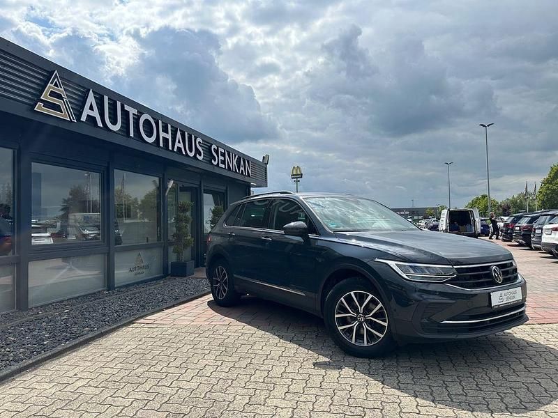 Grau Gebraucht 2023 VW Tiguan Life SUV | 24.990 € (Superpreis) - Bild 1/4