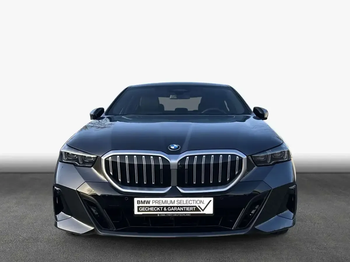 Gebraucht BMW 520 Performance 197 PS (144 kW) 2025 Sophistograu brillanteffekt me Limousine