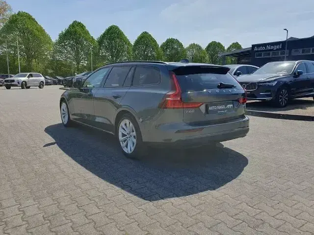 Używany Volvo V60 Core 349 KM (256 kW) 2025 Zielony Kombi